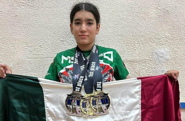 Emily Castillo, atleta de kickboxing de Chihuahua, ganadora de tres medallas de oro en Nueva York.