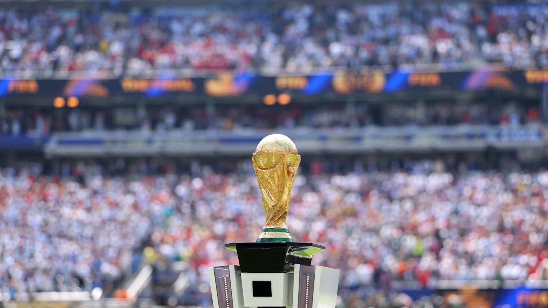 Jugadores disputan la final del Mundial ante millones de aficionados que esperan conocer al nuevo campeón.