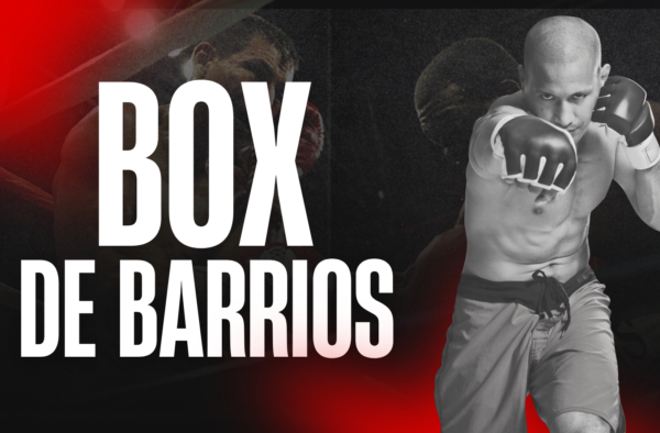 Boxeadores compiten durante la inauguración del Torneo Municipal Box de Barrios en Chihuahua ante cientos de aficionados.