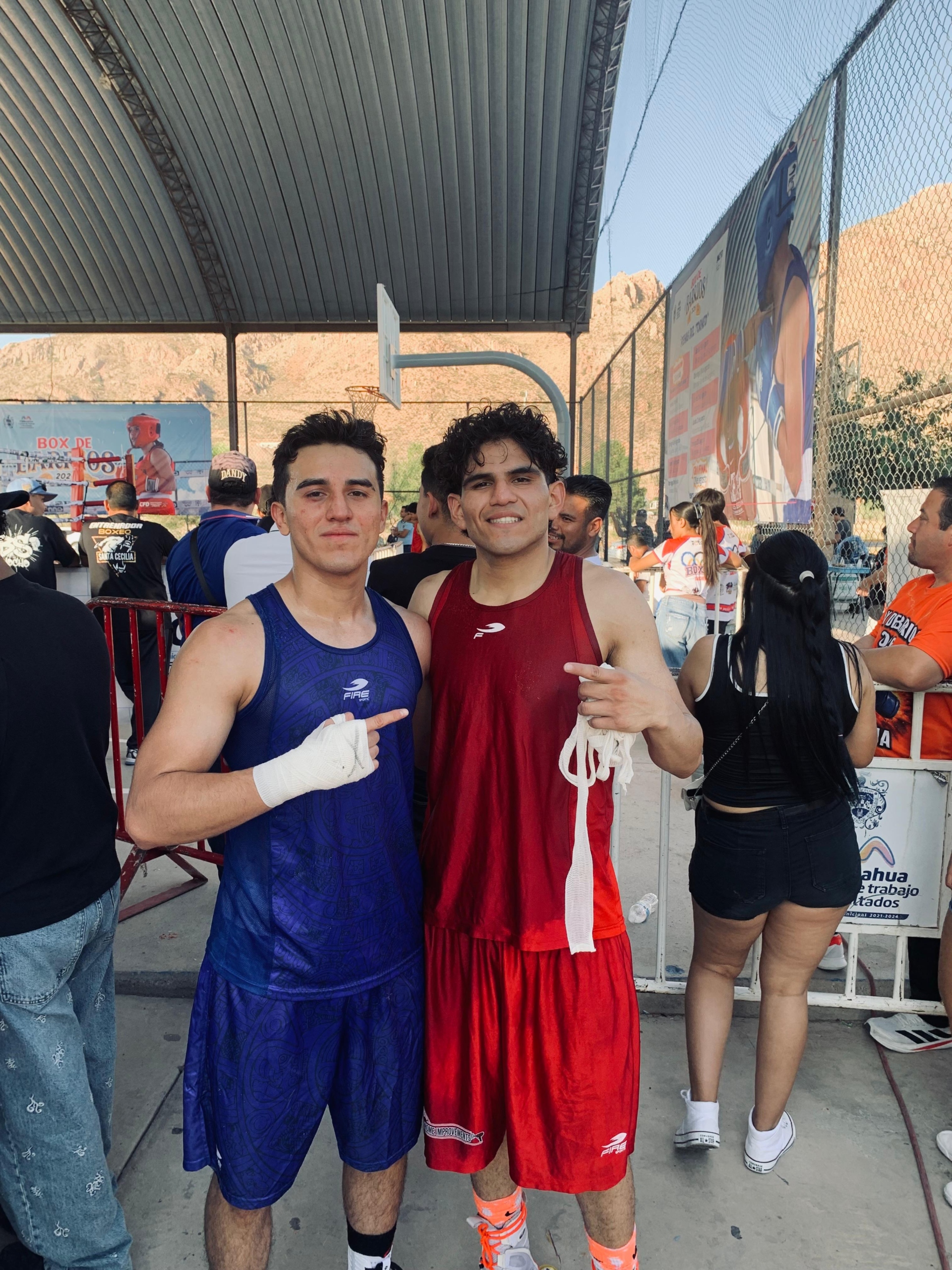 Boxeadores juveniles de Chihuahua durante una competencia nacional