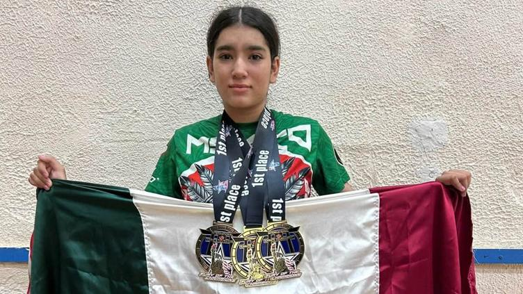 Emily Castillo, atleta de kickboxing de Chihuahua, ganadora de tres medallas de oro en Nueva York.